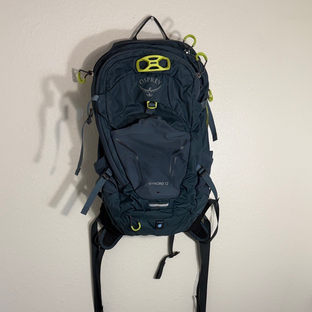 OSPREY Syncro 12 Backpack - Dark Teal with Lime Accents